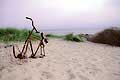 Stary rower na plaży w Ronne